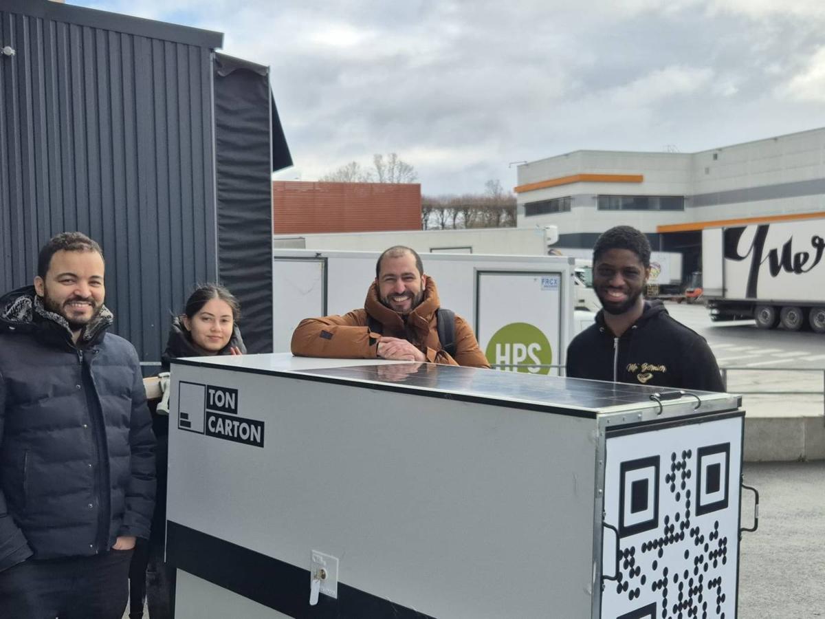 L'équipe Toncarton avec un Delipod devant les Halles Paris Sud, à Rungis