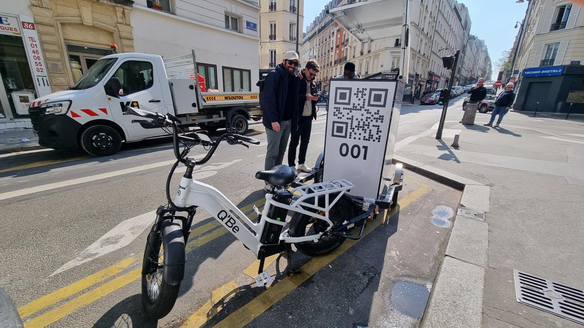 Delipod sur remorque dans la rue.