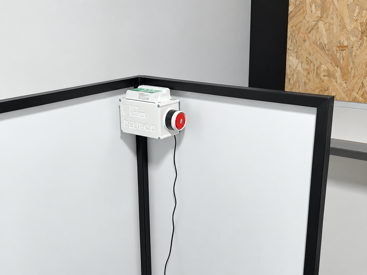 Boîtier électronique Delipod fixé dans l'angle du conteneur